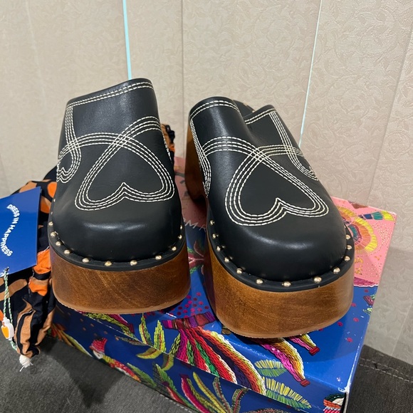 NEW FARM Rio Black Heart Clog Studded Platform Heels - Picture 4 of 12